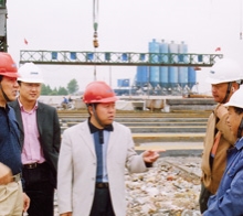       圖為學(xué)院畢業(yè)生韋世國副局長（左一）、學(xué)院畢業(yè)生九泰公司 總經(jīng)理關(guān)和平（中）在施工現(xiàn)場